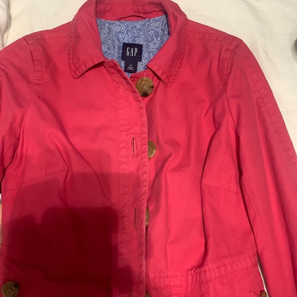 Gap coral/ red trench coat in great condition fitted at waist pockets.